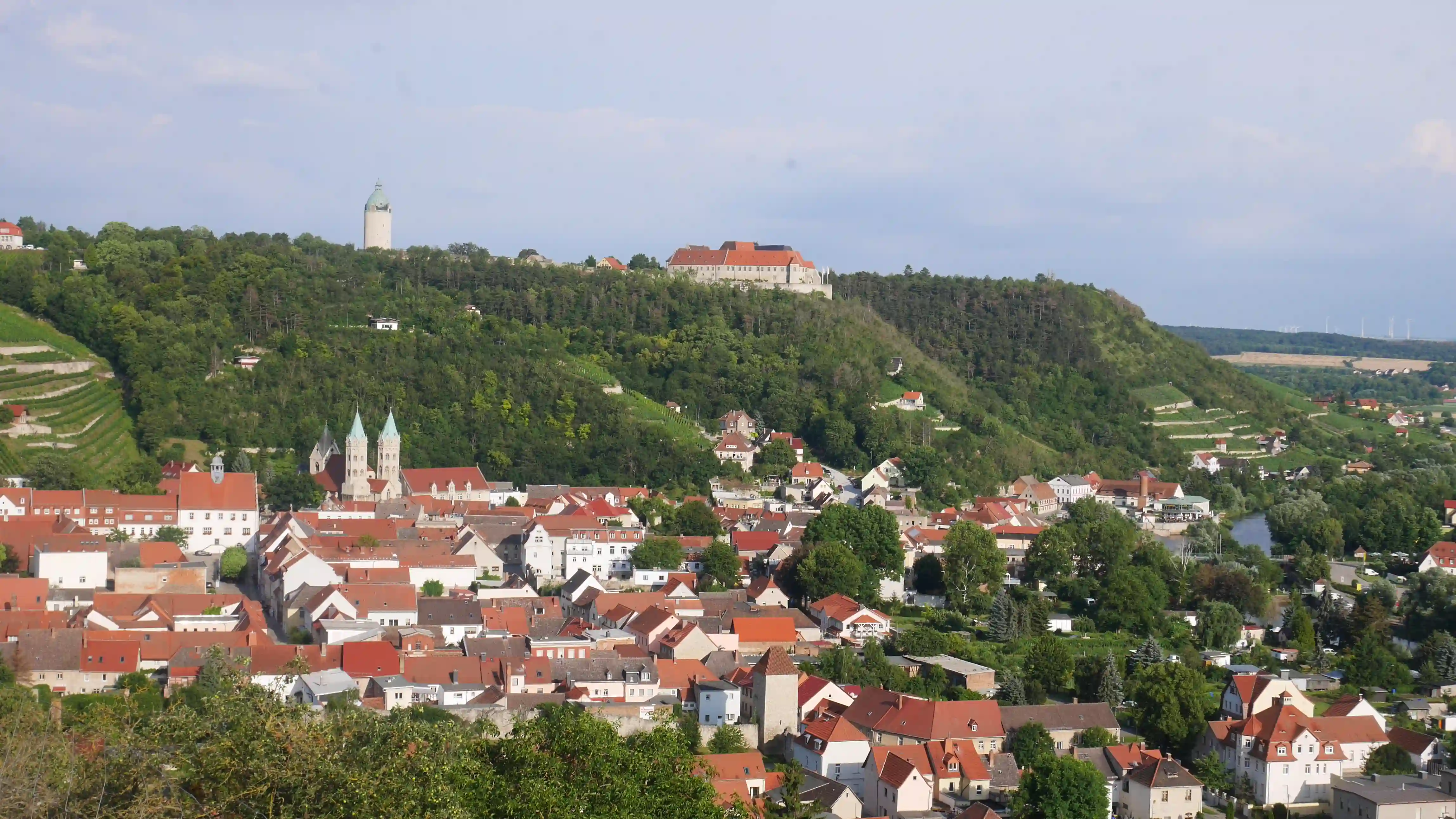 Sicht vom Kloster auf die Mühle. Im Hintergrund Freyburg ist Freyburg zu sehen.