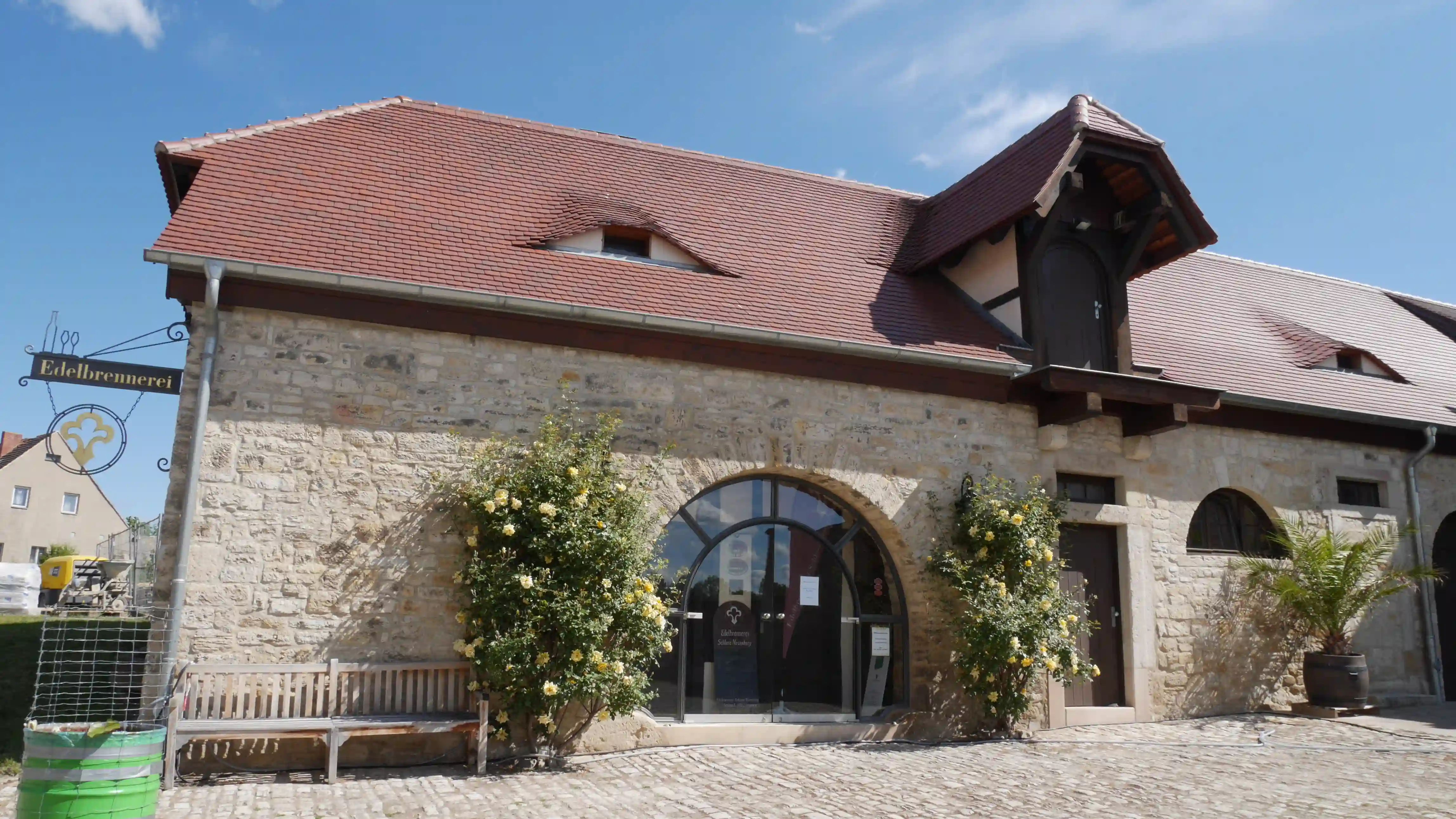 Es gibt eine Brennerei auf dem Gelände der Burg