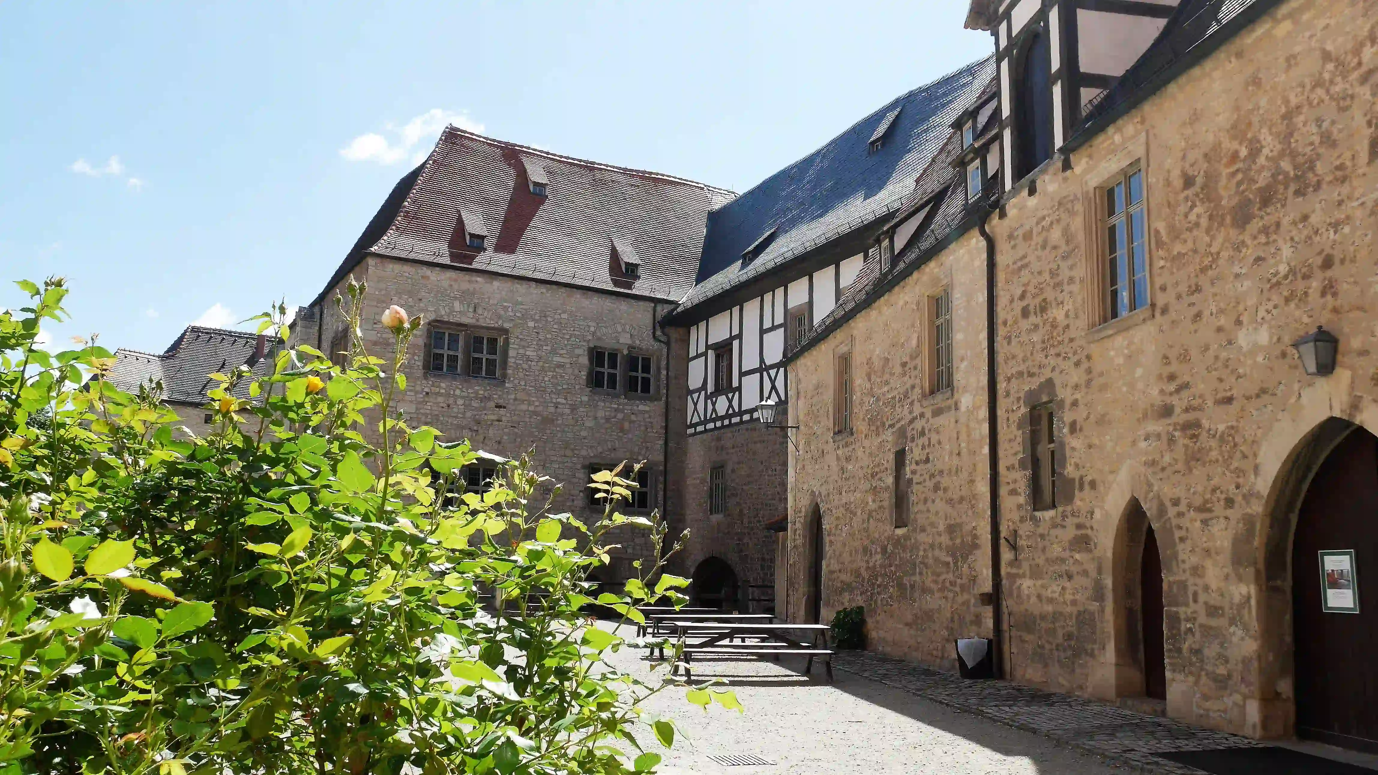 Die historische Burg hat sorgfältig restaurierte Fachwerkfassaden.