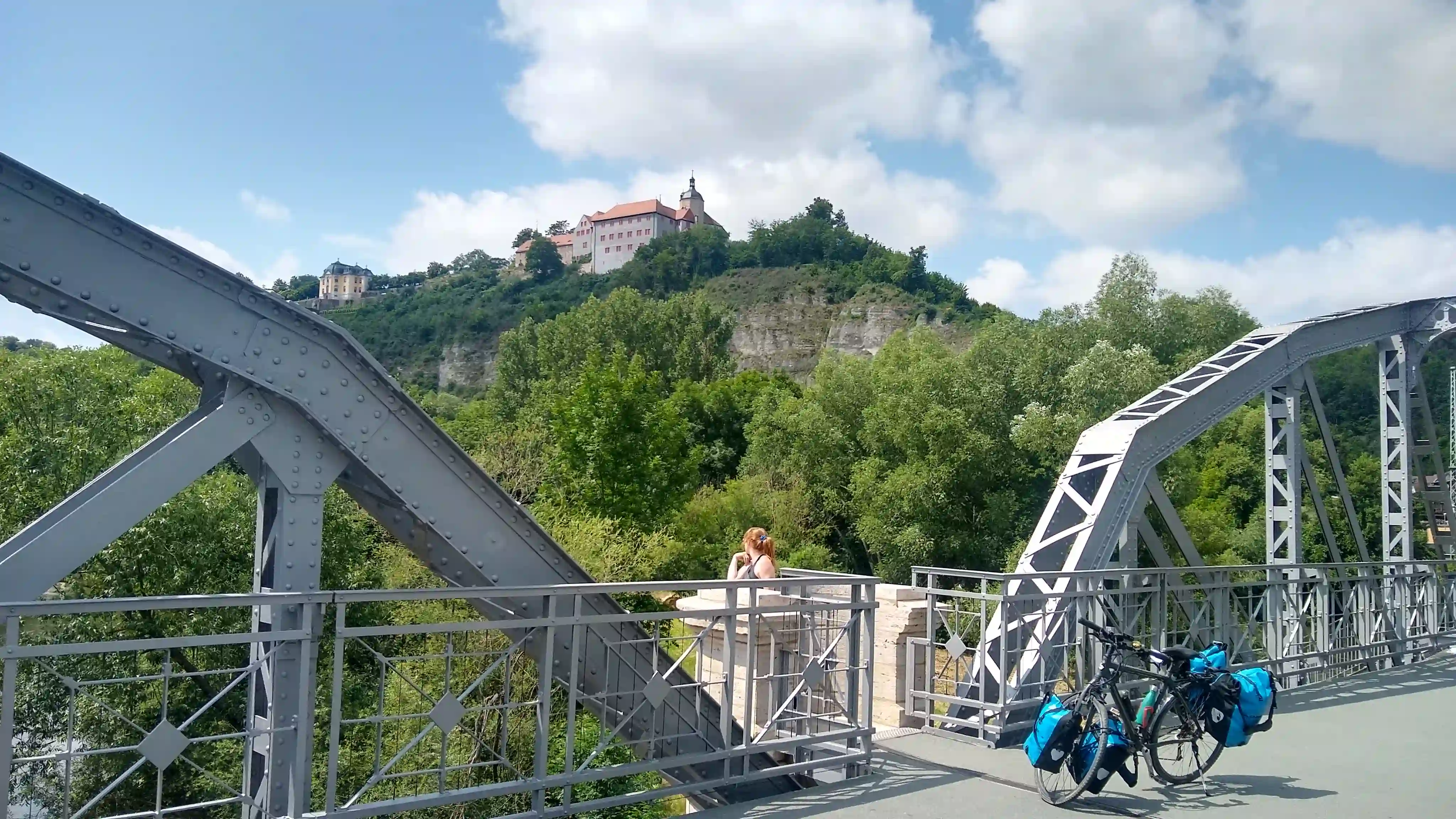 Blick auf ein Schloss kurz vor Jena