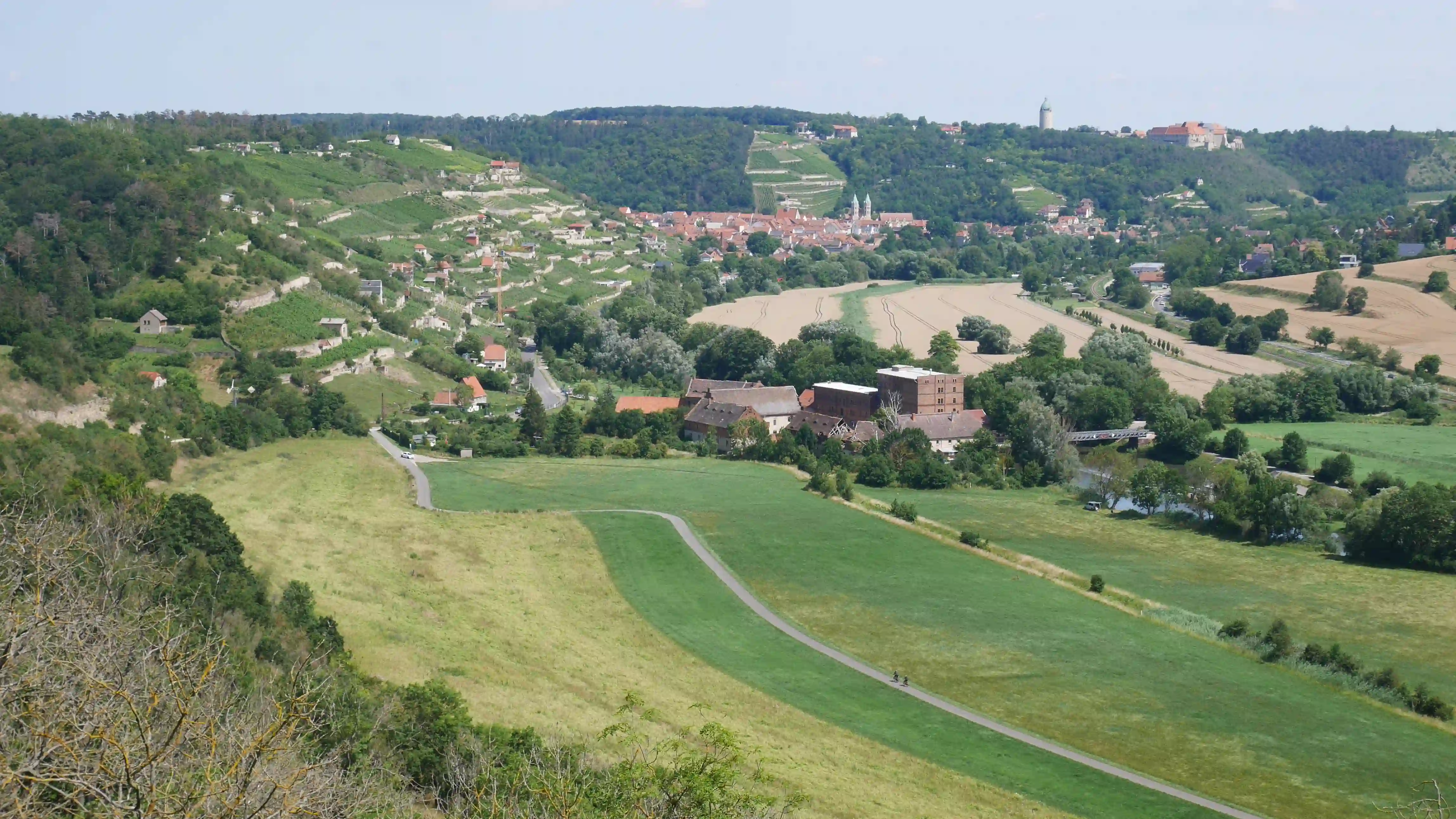 Blick auf den Unstrut-Radweg, die Neuenburg im Hintergrund.