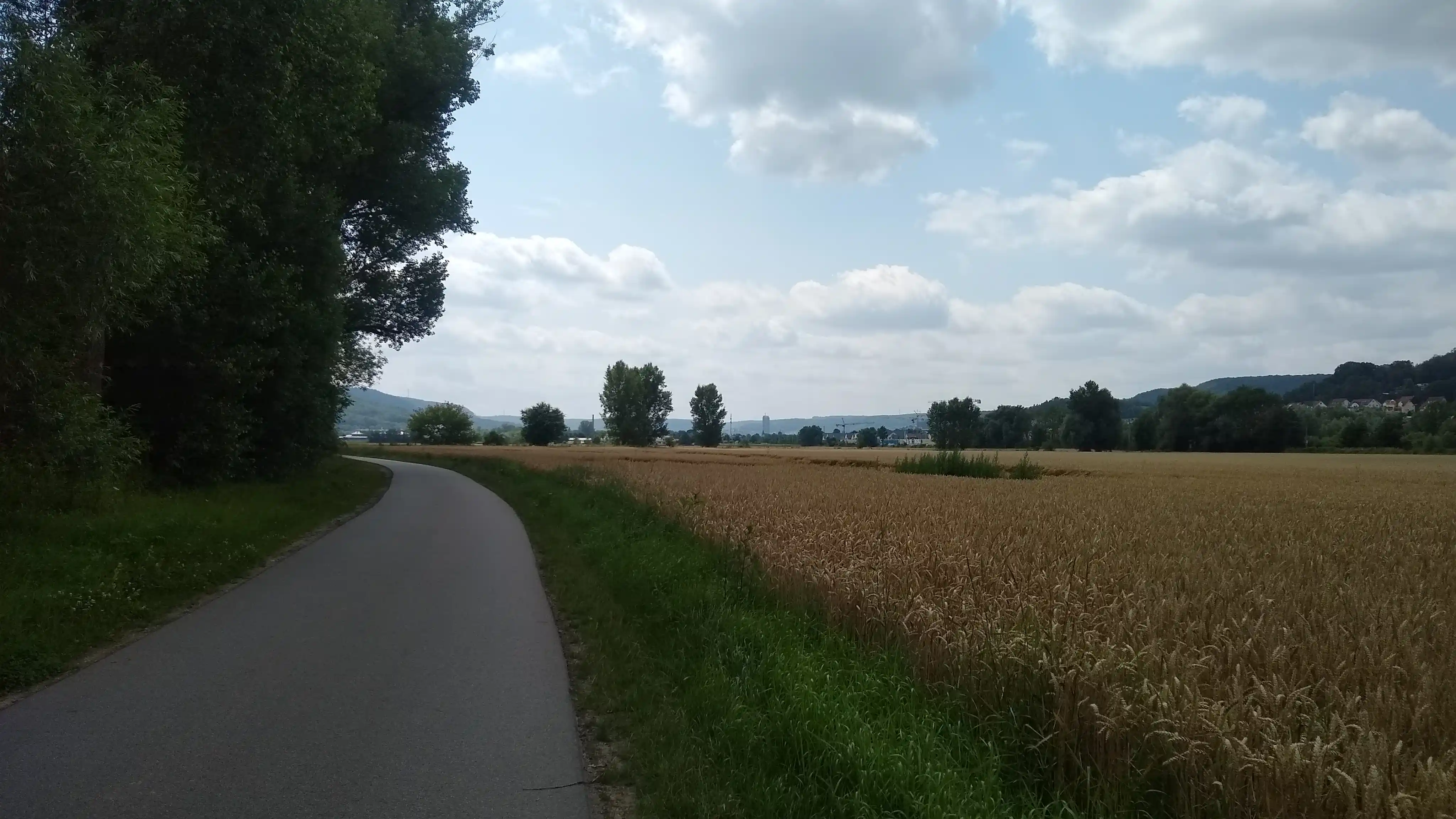 Der gesamte Weg ist hervorragend aslphaltiert.