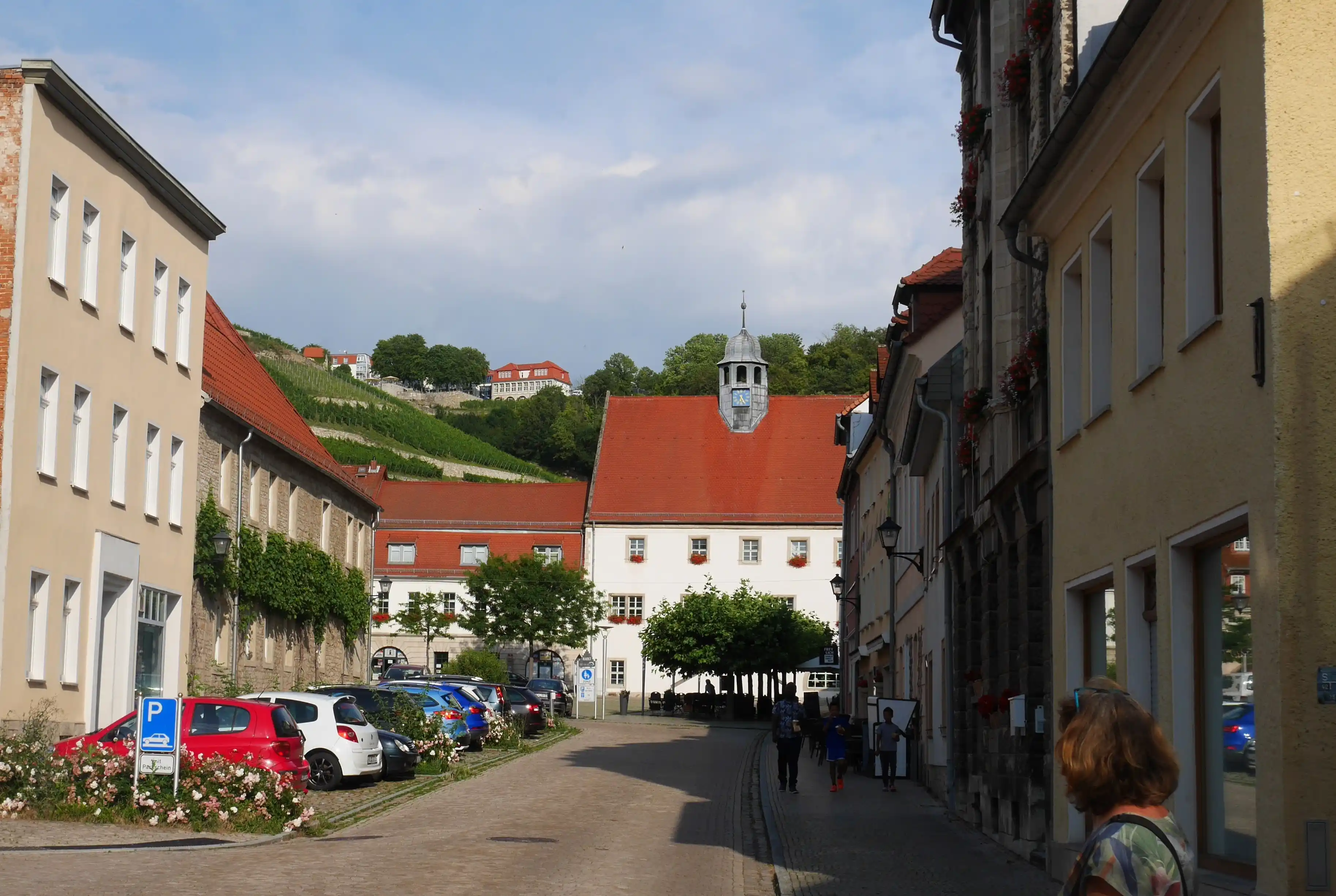 Blick auf den Markt mit Rathaus. Im Hintergrund der Edelacker