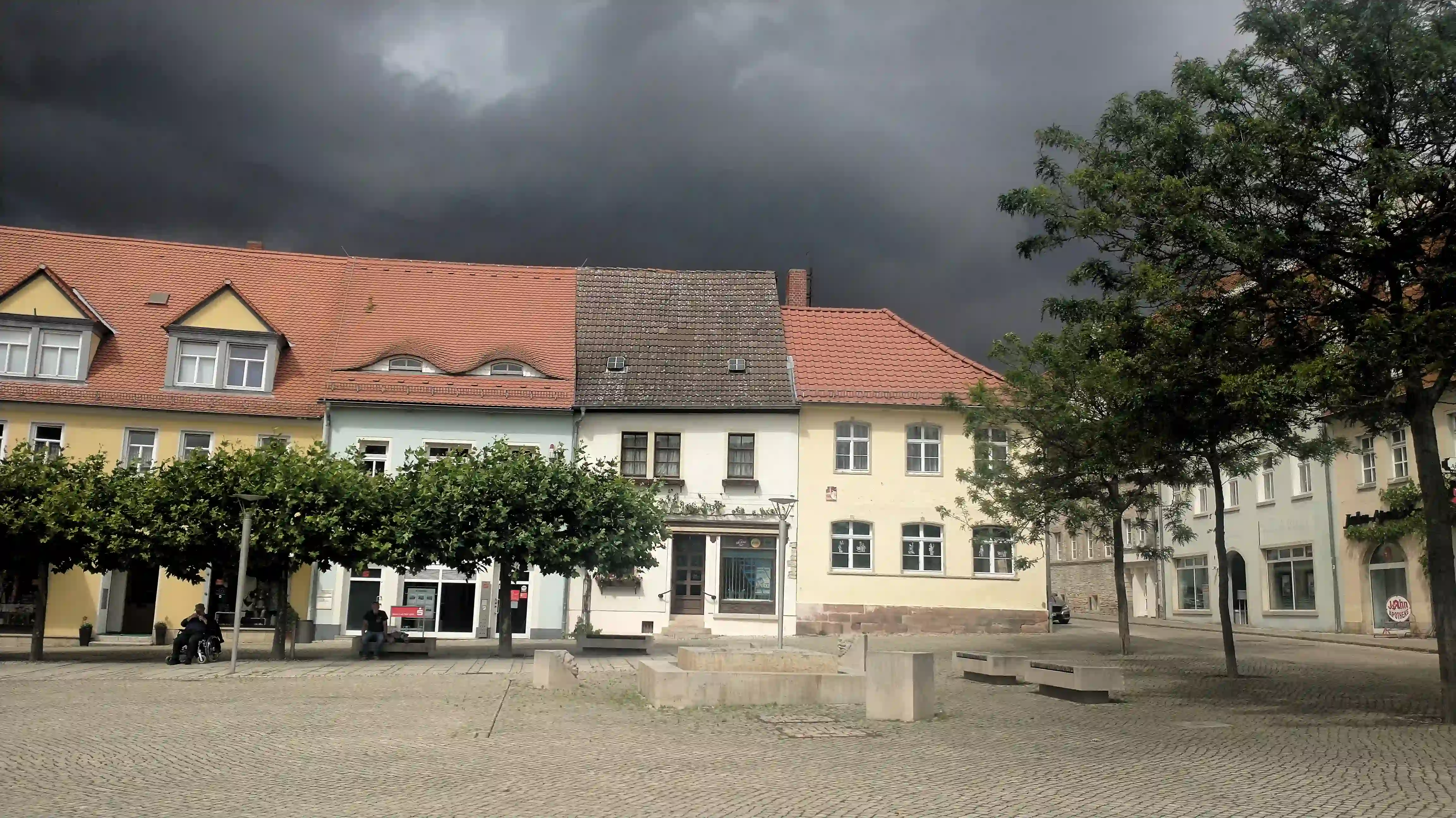Der Marktplatz in Freyburg an einem Gewittertag