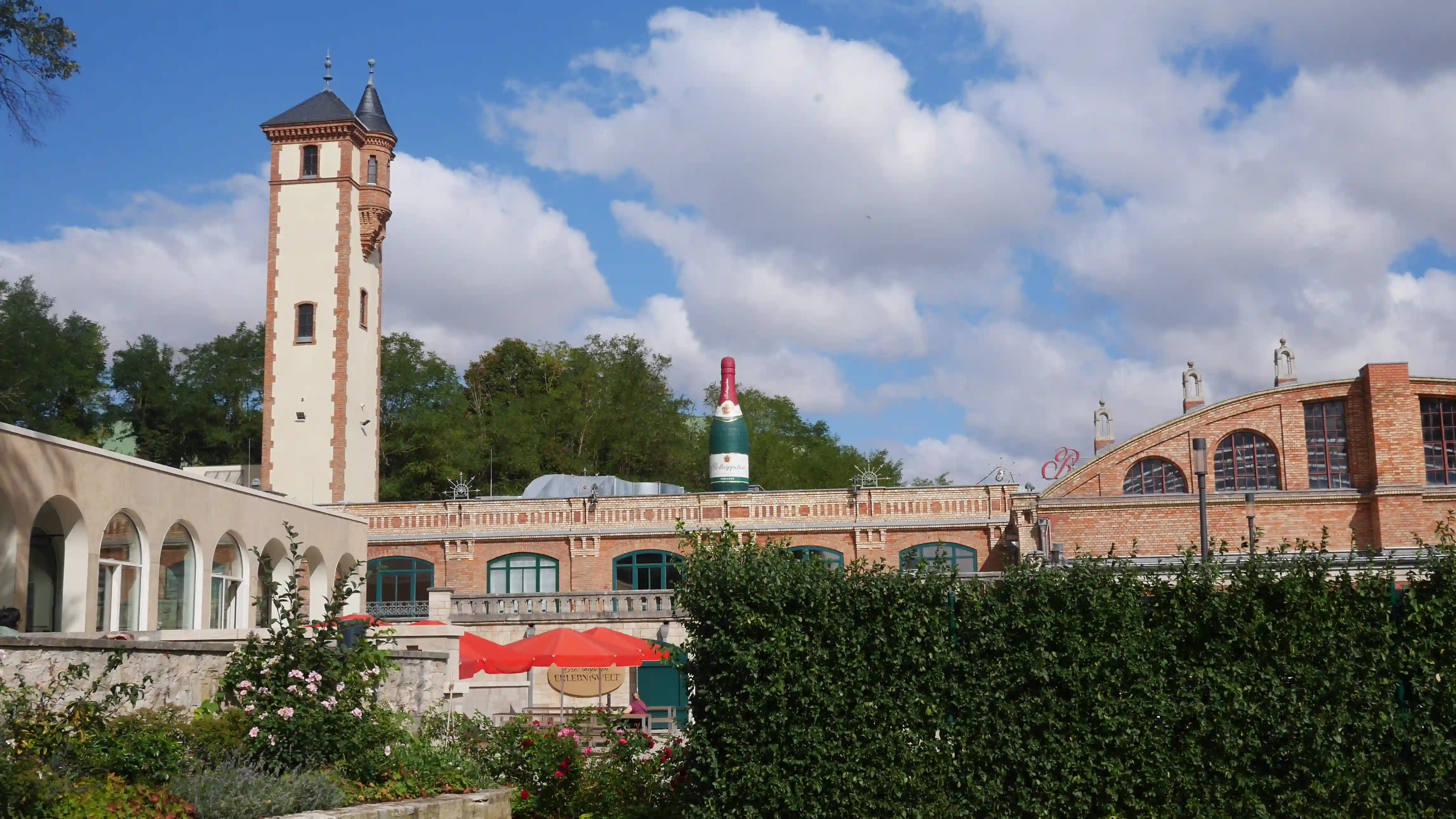 Der neu hergestellte Innenbereich mit Getränkeangebot