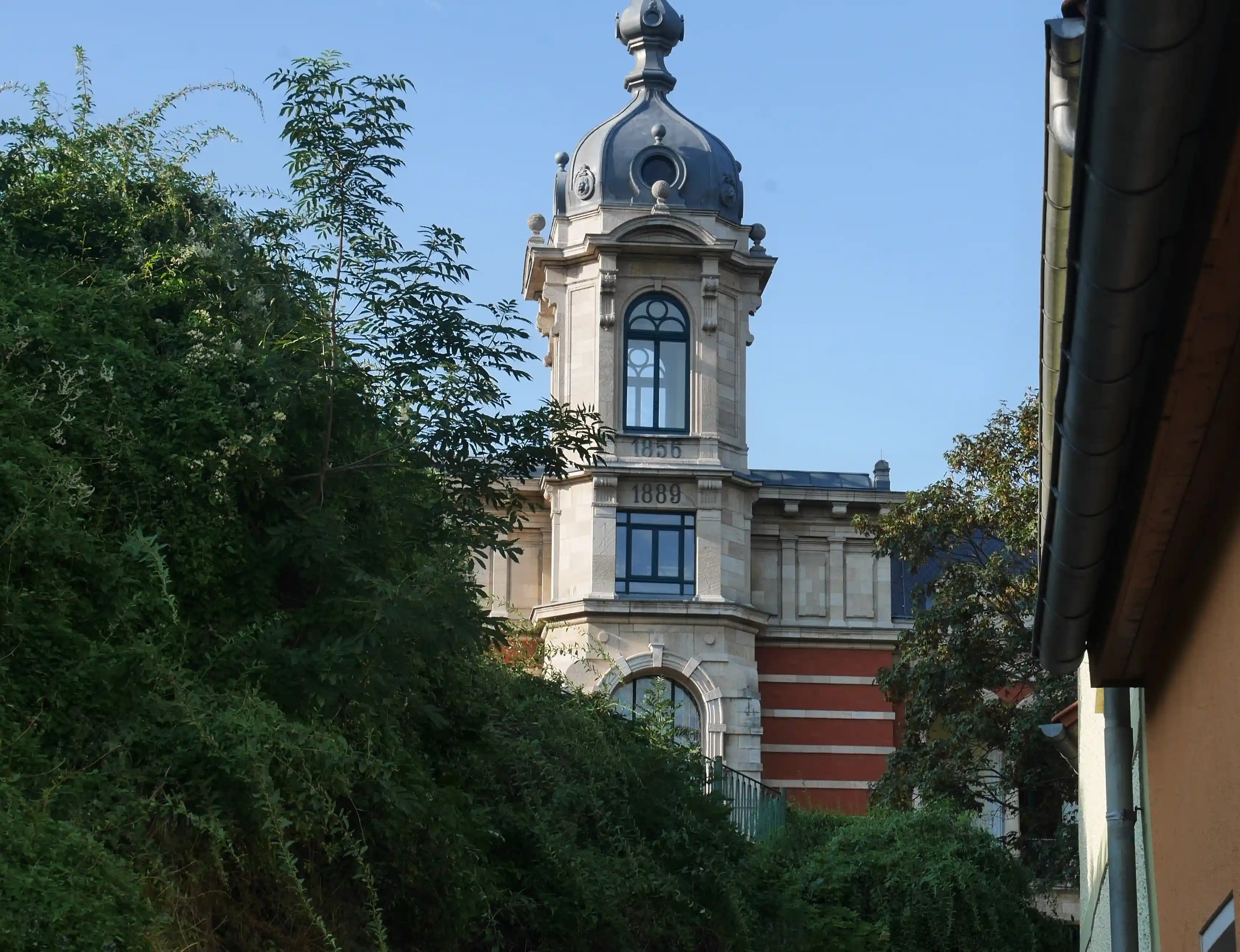 Blick auf das historische Gebäude
