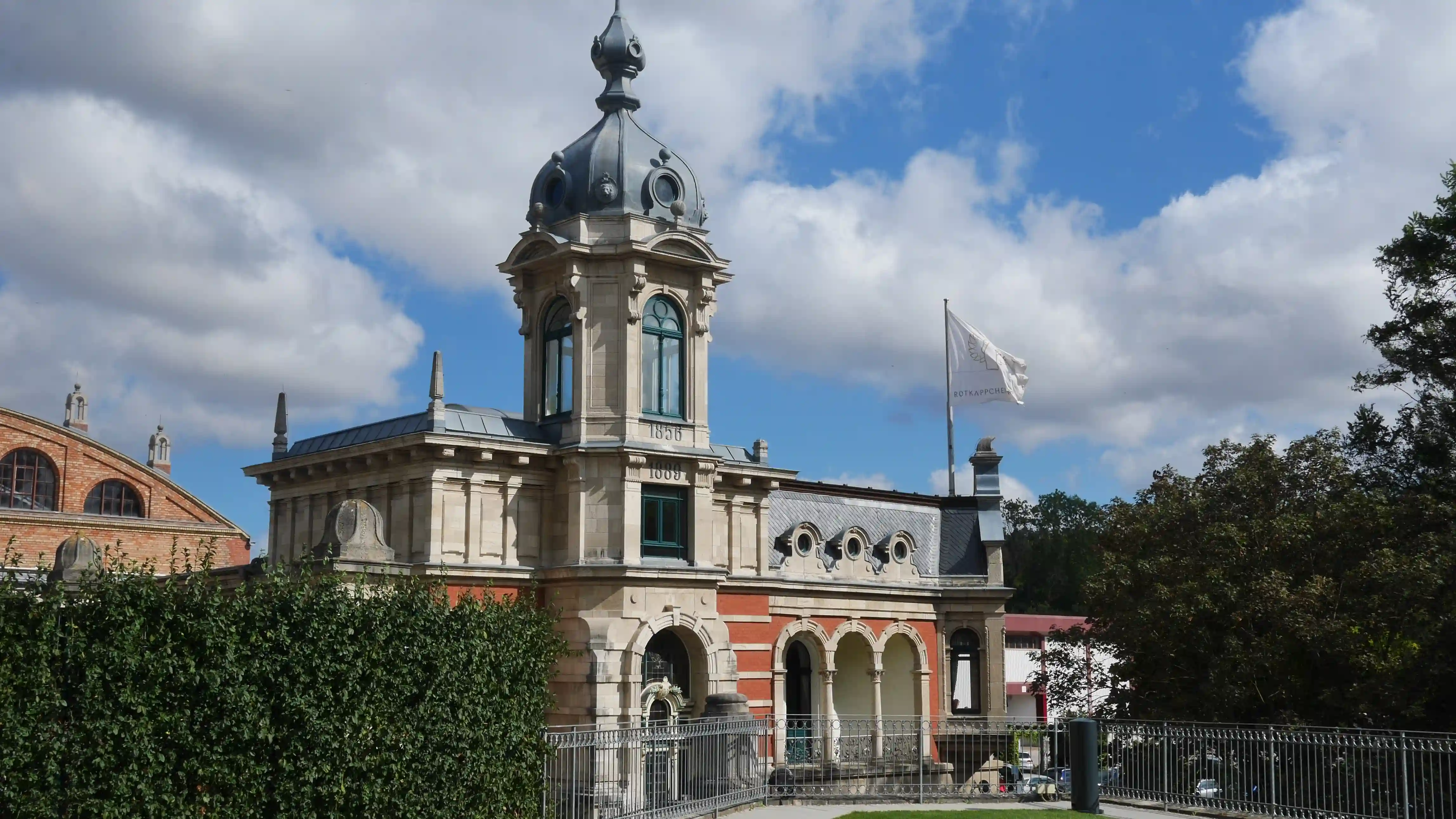 Das historische Verwaltungsgebäude der Rotkäppchen Sektkellerei.