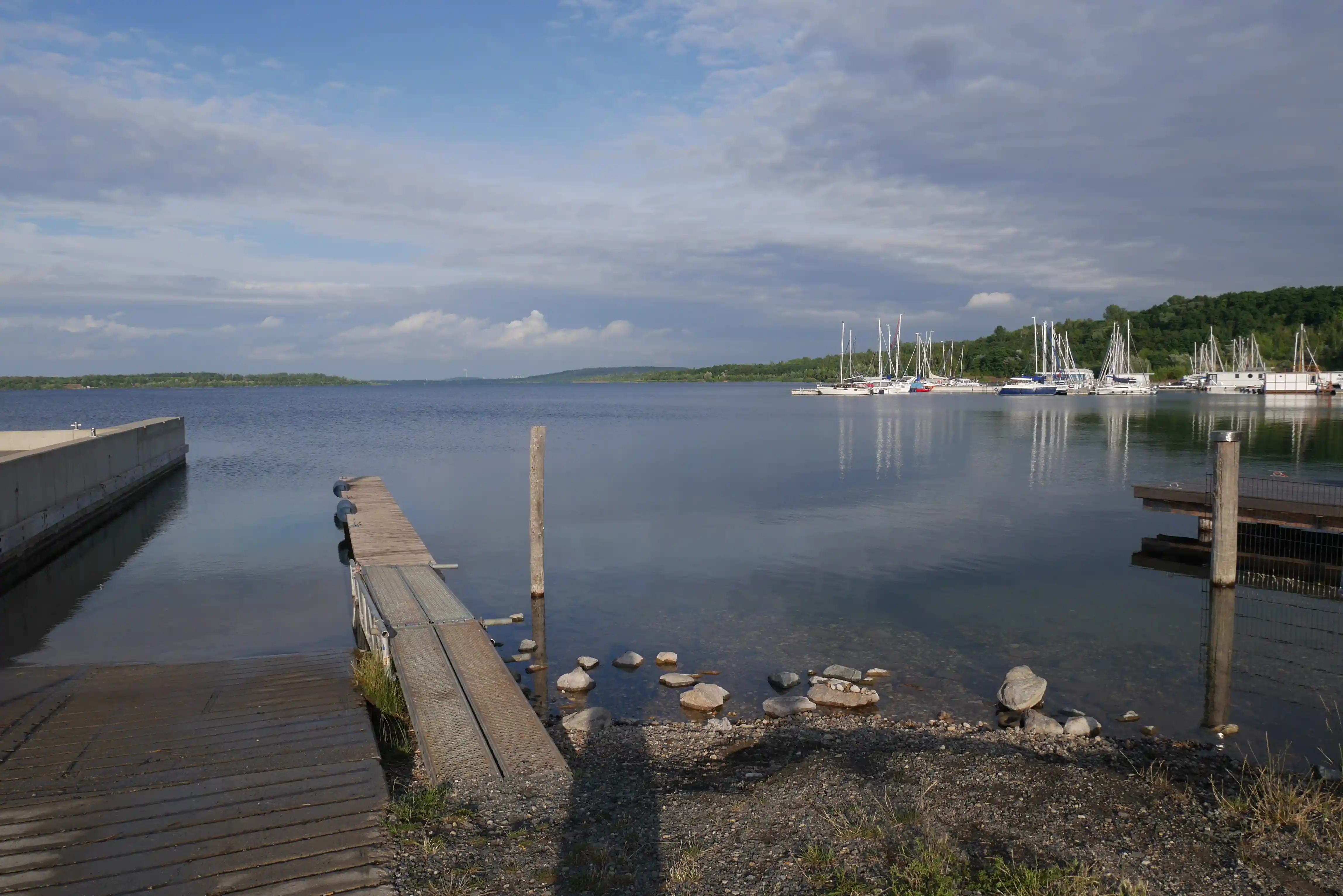 Blick auf den Geiseltalsee vom Hafen in Mücheln