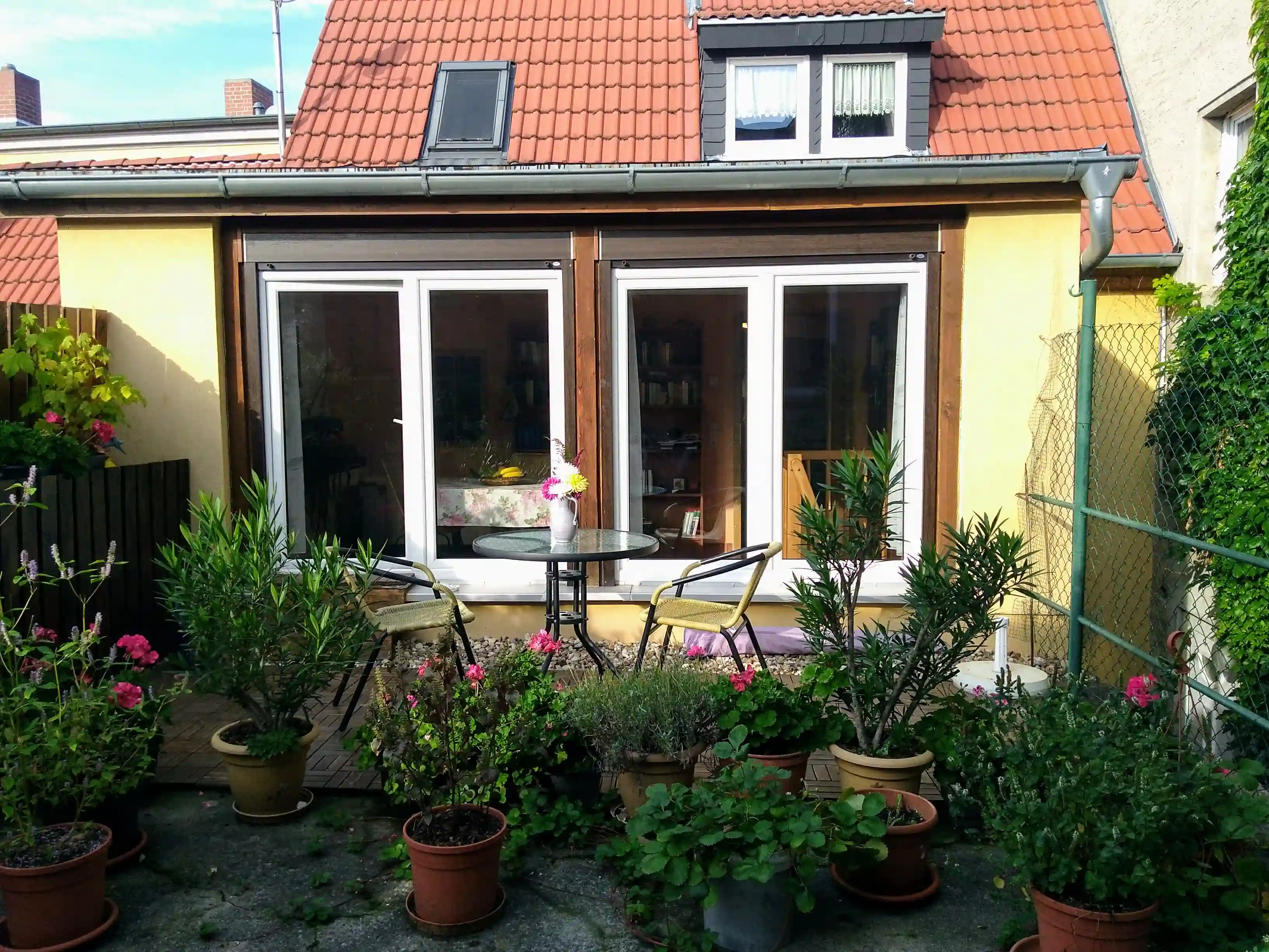 Blick auf das Haus und die Terrasse