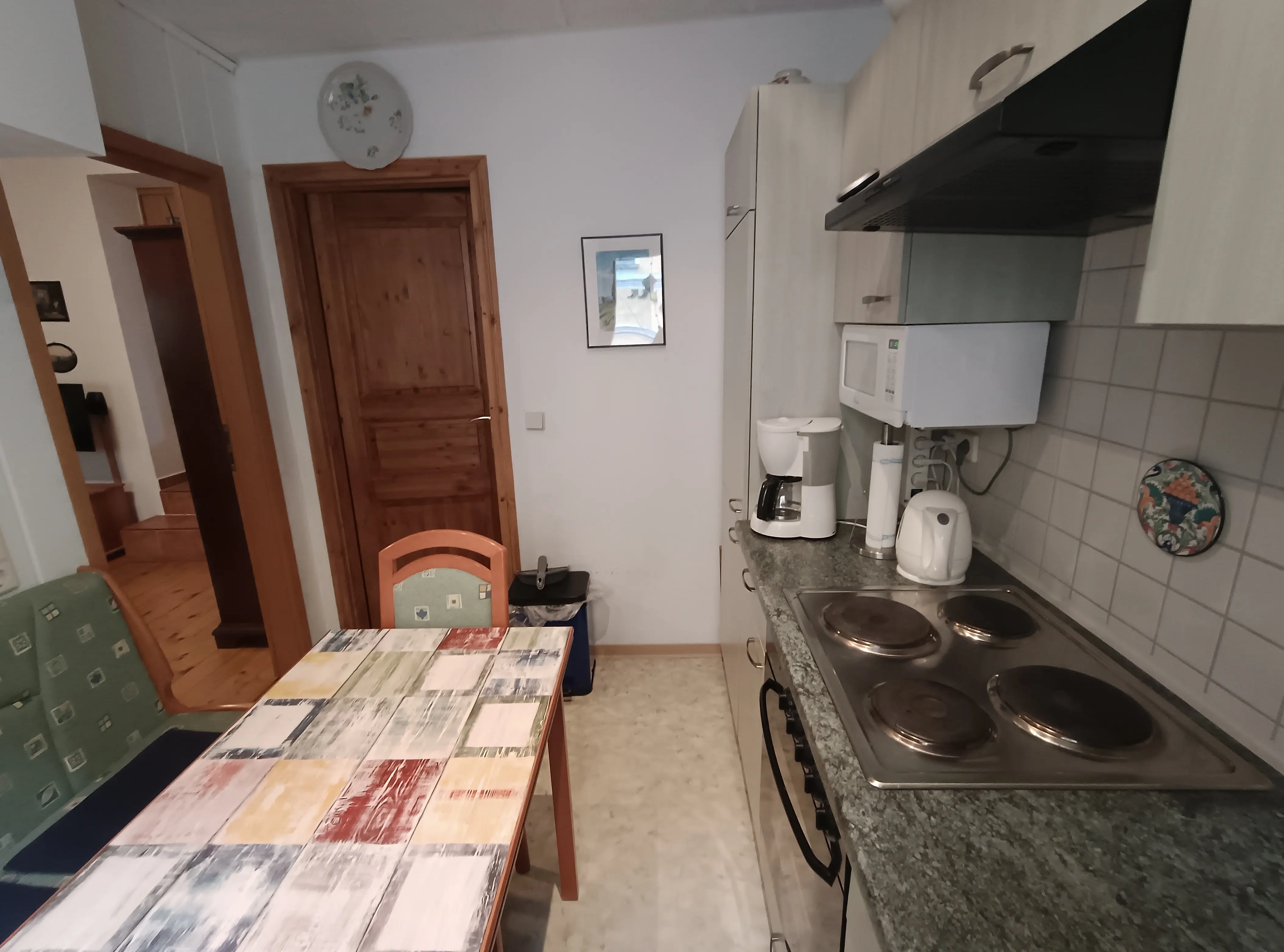 Die Küche ist voll ausgestattet, inklusive Herd und Ofen