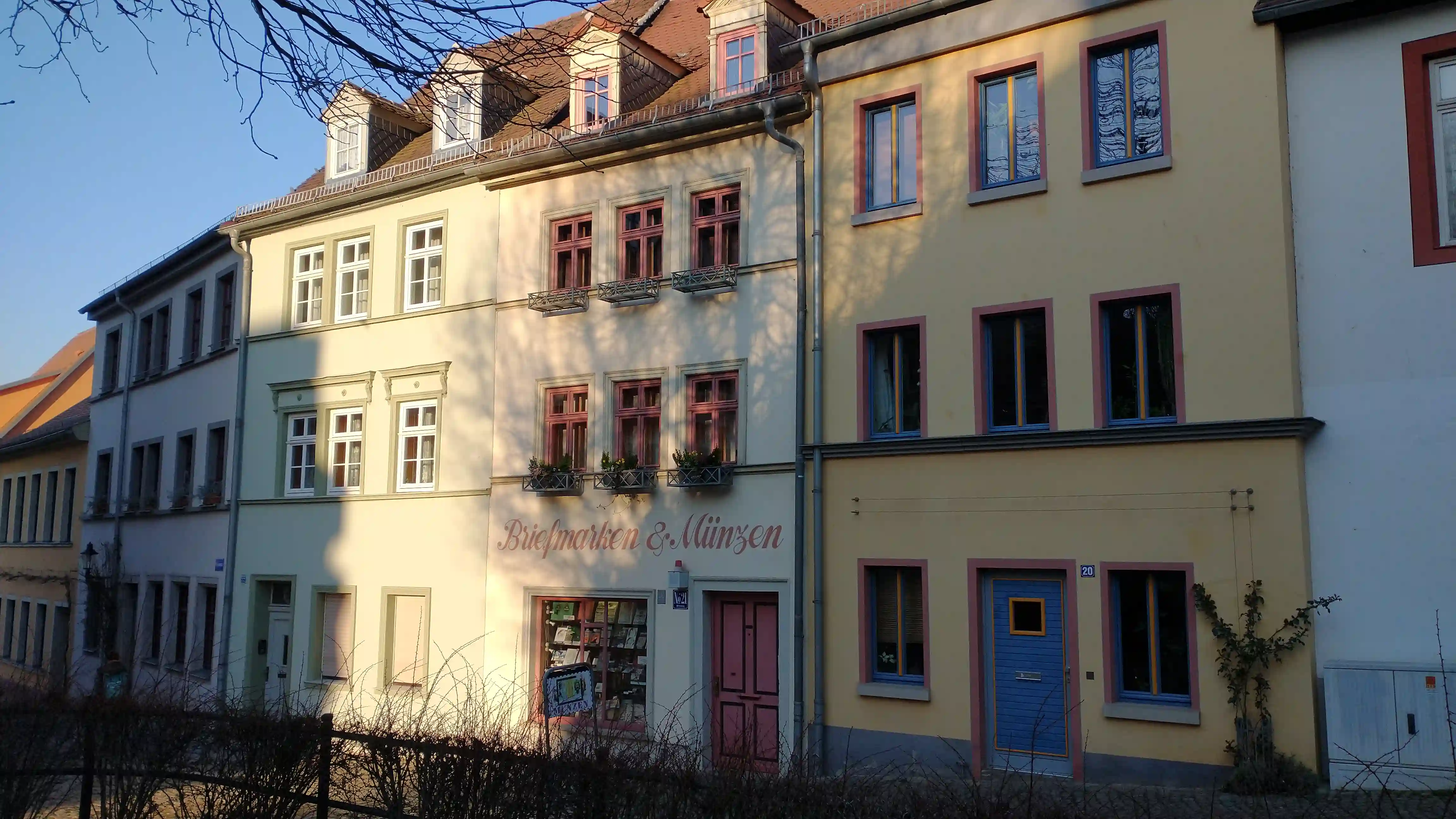 Die gut restaurierte Altstadt schlängelt sich entlang von Kanälen auf einem Hügel