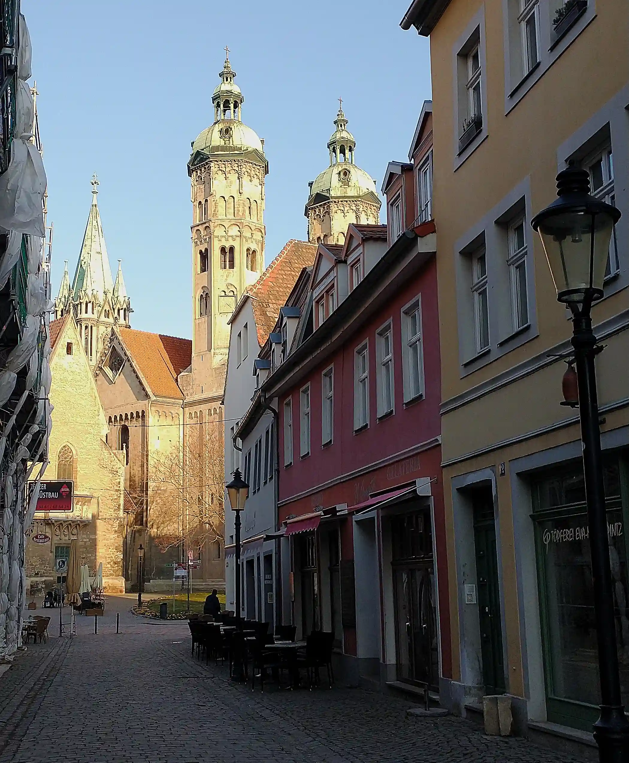 Der berühmte Dom scheint durch die kleinen Altstadtgassen