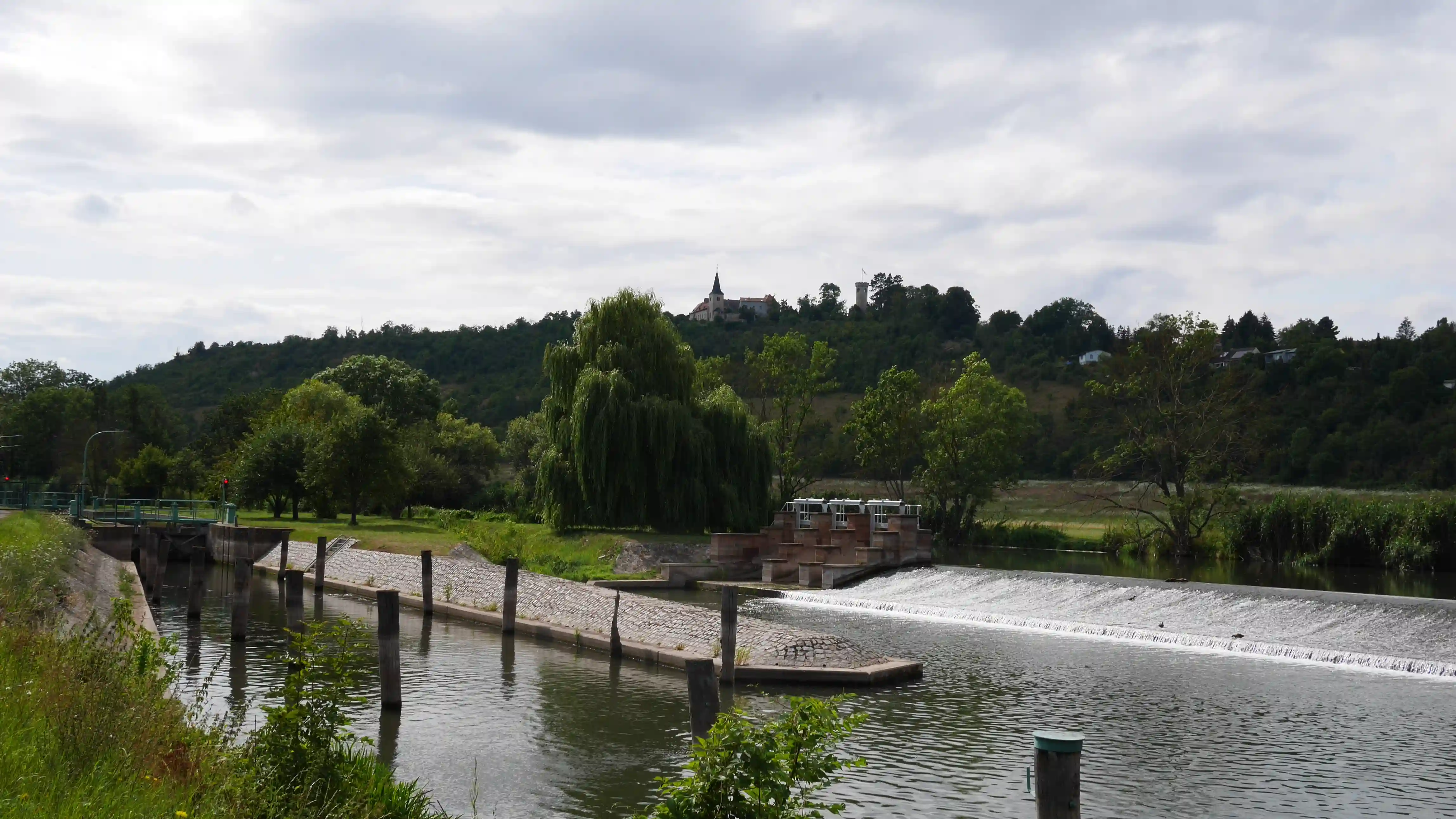 Von der Schleuse der Mühle kann man auf das Kloster blicken.